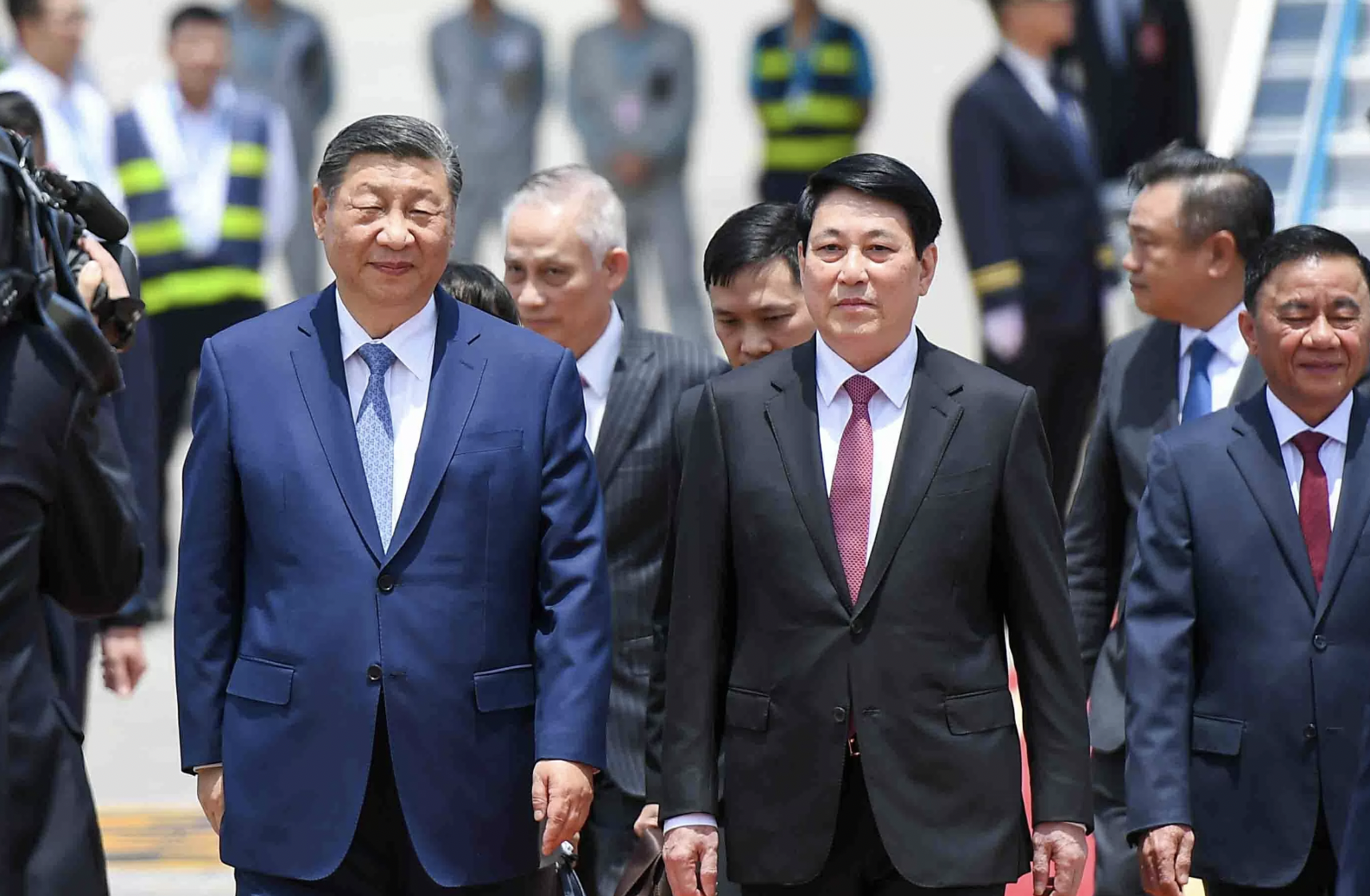 越南国家主席梁强前往机场迎接中国共产党总书记、国家主席习近平