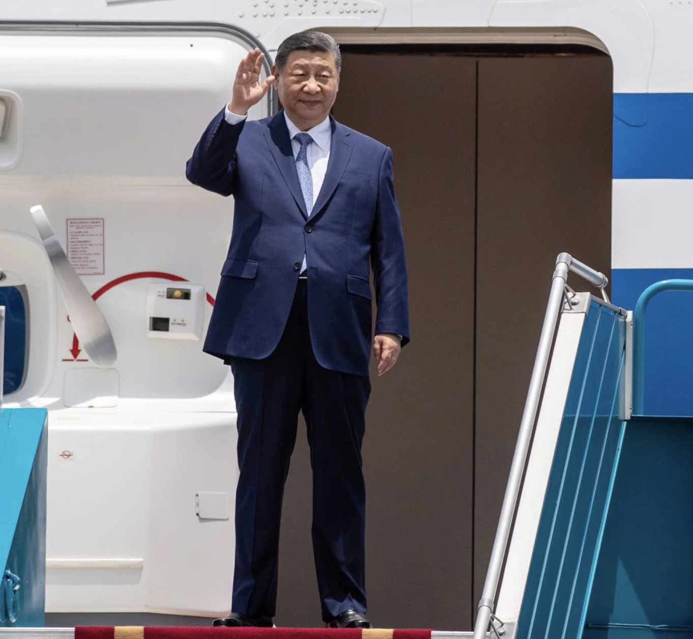 越南国家主席梁强前往机场迎接中国共产党总书记、国家主席习近平