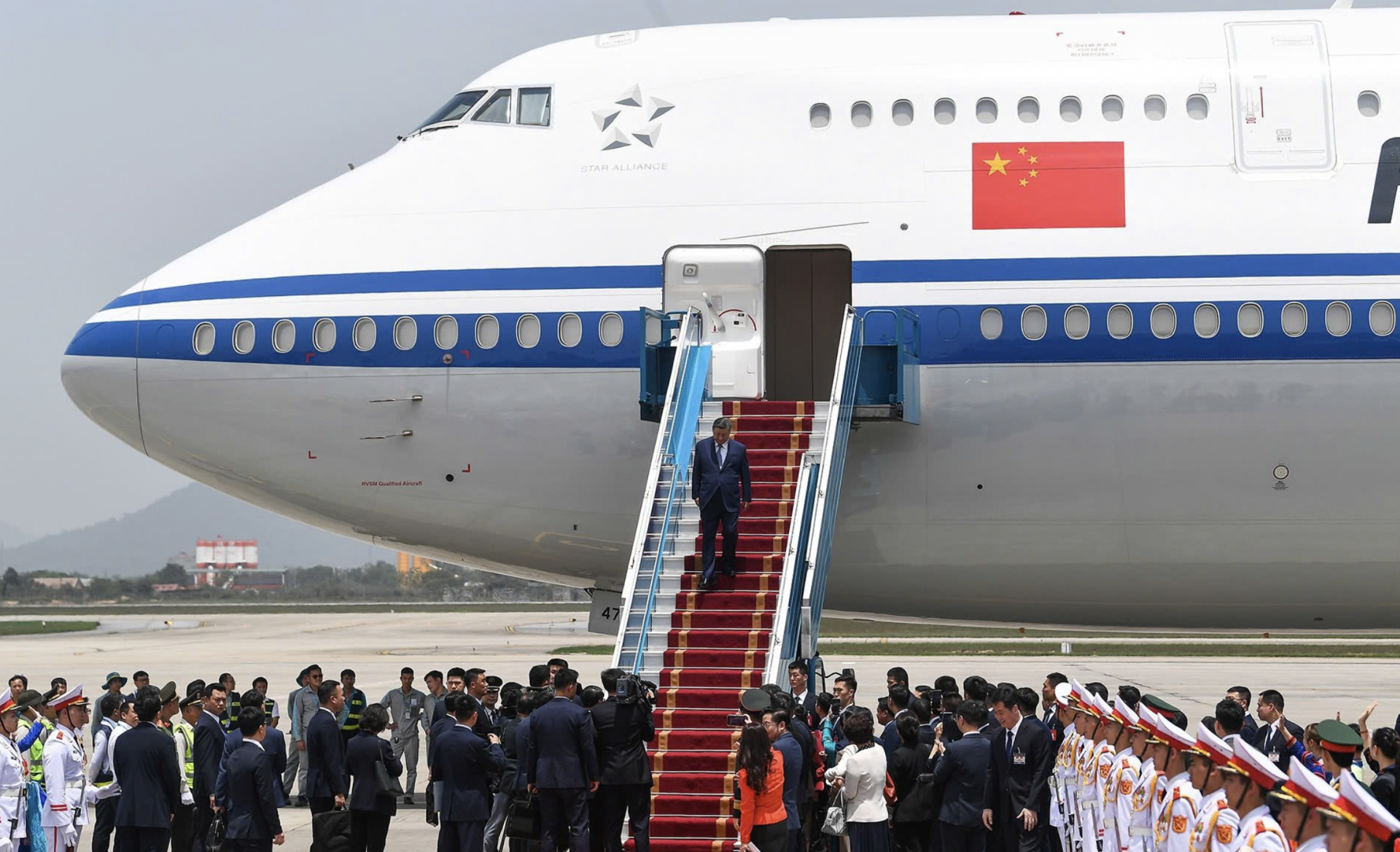 越南国家主席梁强前往机场迎接中国共产党总书记、国家主席习近平