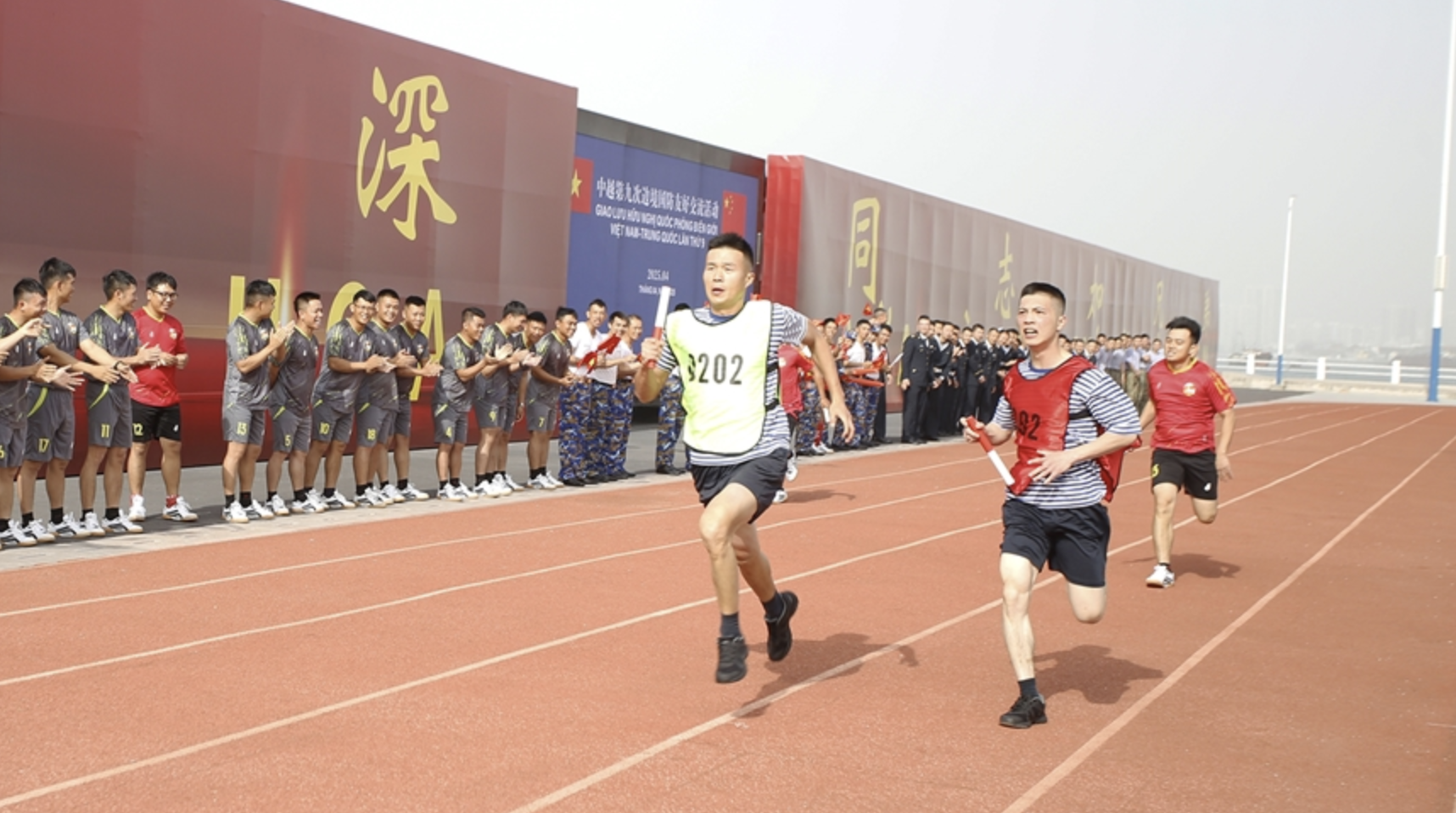 两国海军水手进行接力赛