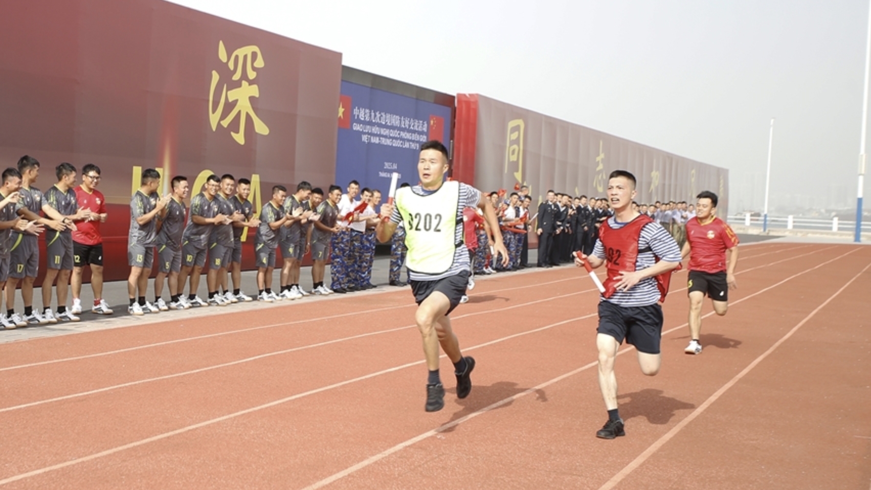 越南海军015号舰、016号舰编队参观中国军舰并与中国海军进行体育交流