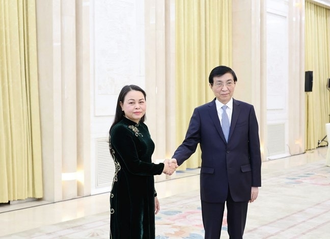 越南祖国阵线中央委员会副主席兼秘书长阮氏秋河与中共中央政治局常委、全国政协主席王沪宁。