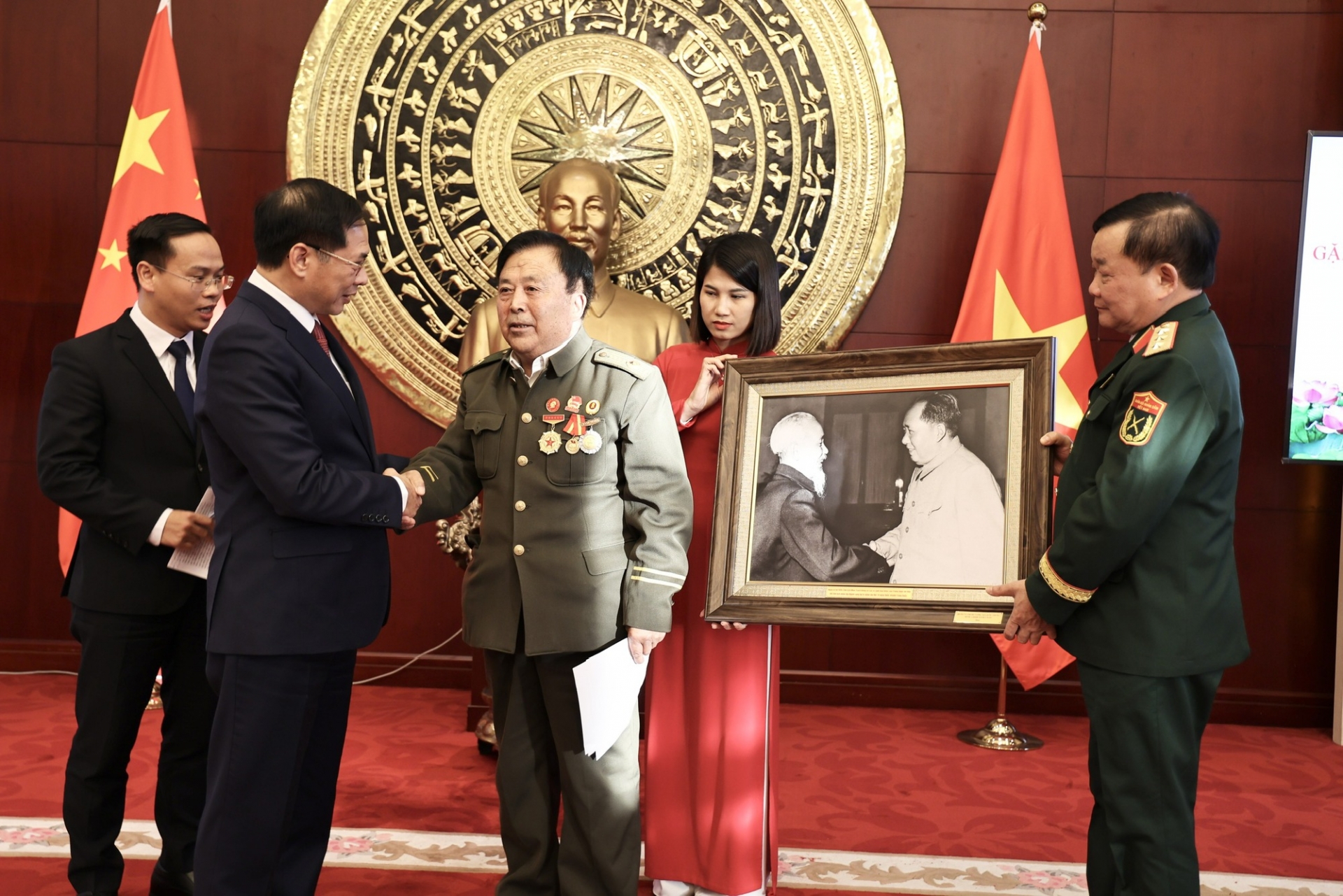 在越南国防部于2024年12月举办的致谢活动上，裴青山副总理慰问了张文斌先生并向其赠送了礼物。