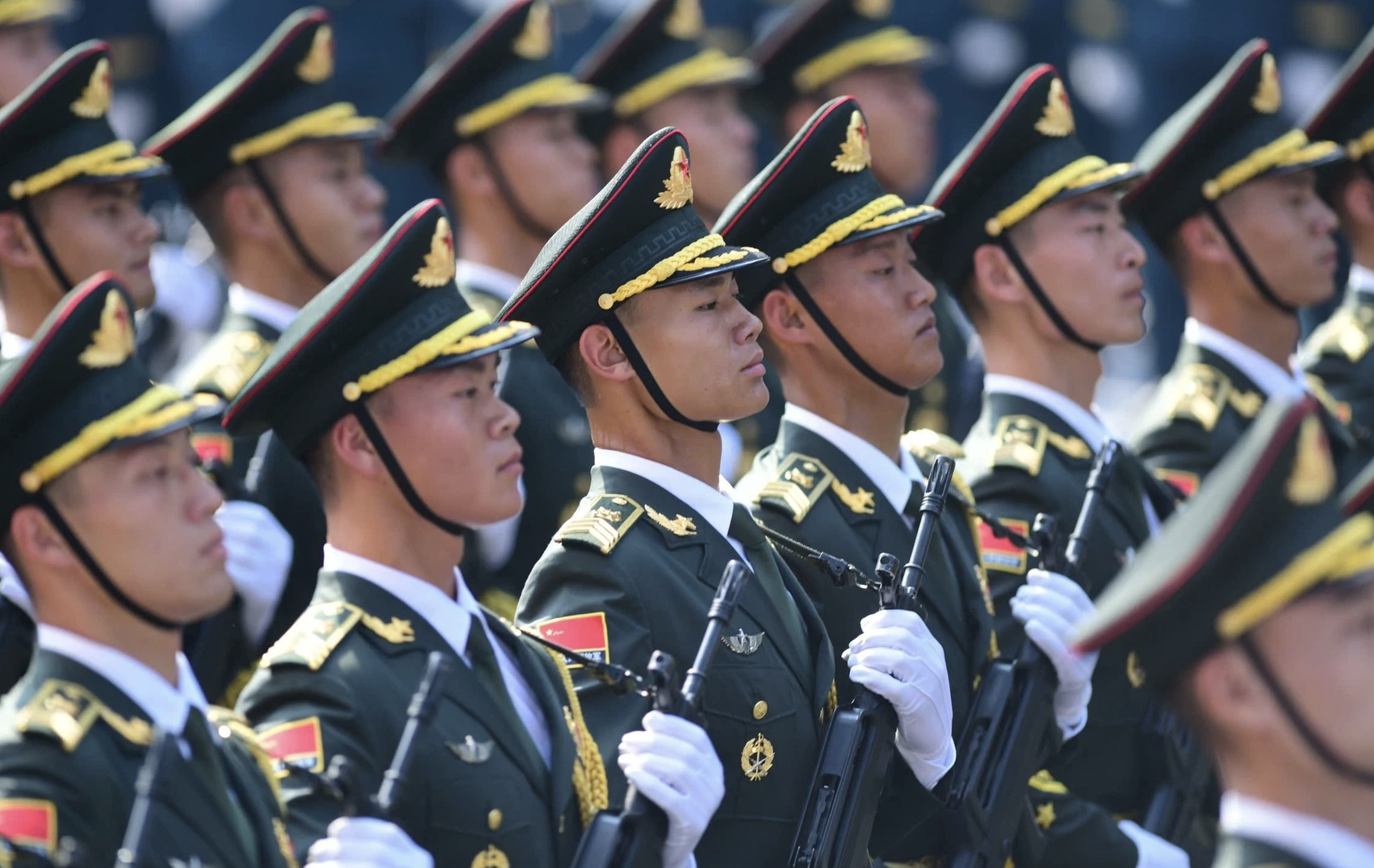 中老柬三国军队参加纪念南方解放、国家统一50周年阅兵、游行活动