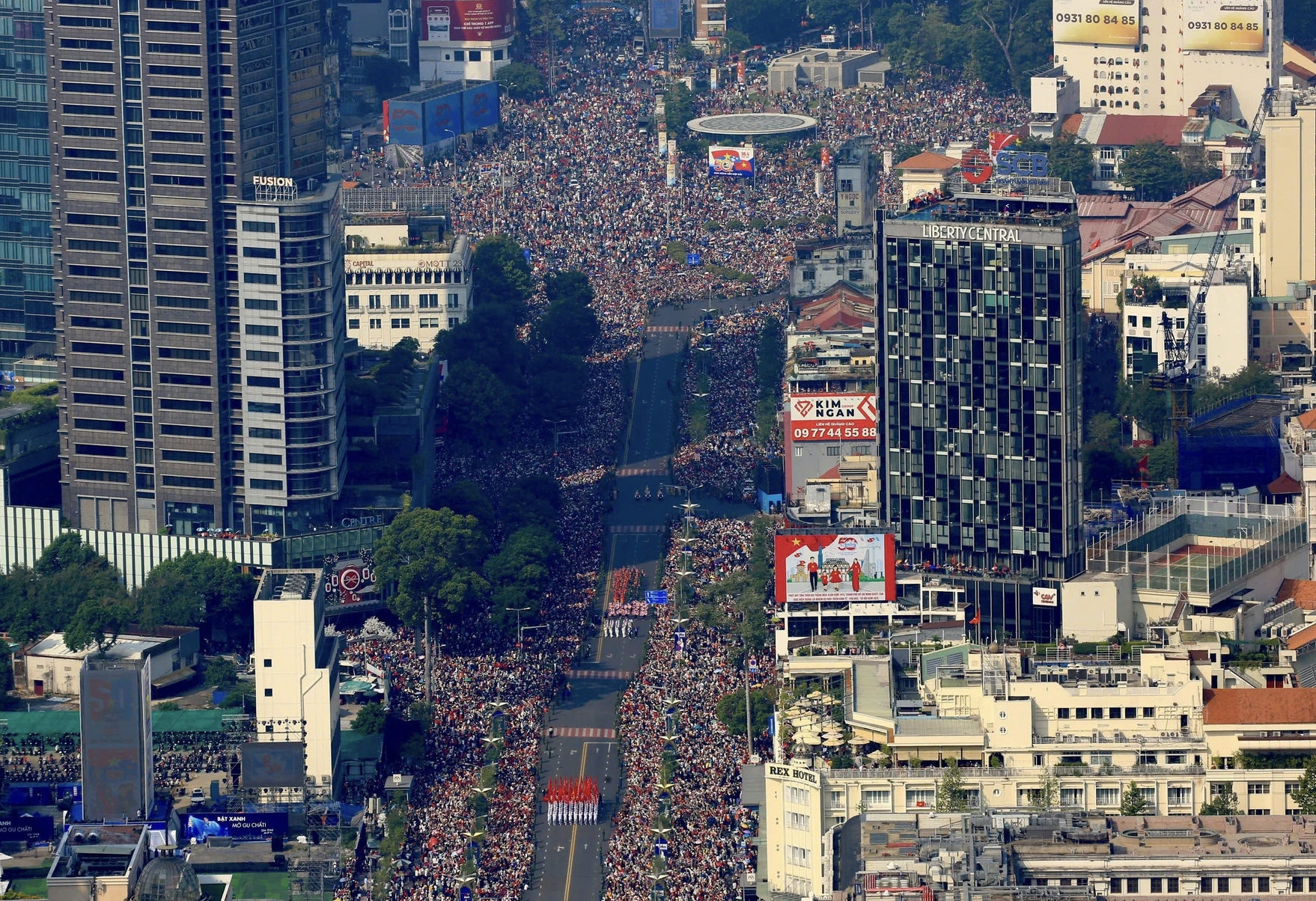 中老柬三国军队参加纪念南方解放、国家统一50周年阅兵、游行活动