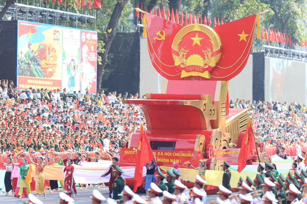 纪念南方解放、国家统一50周年庆典暨阅兵和群众游行活动隆重举行