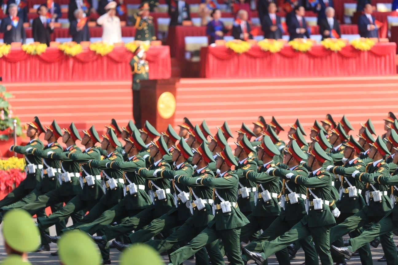纪念南方解放、国家统一50周年庆典暨阅兵和群众游行活动隆重举行