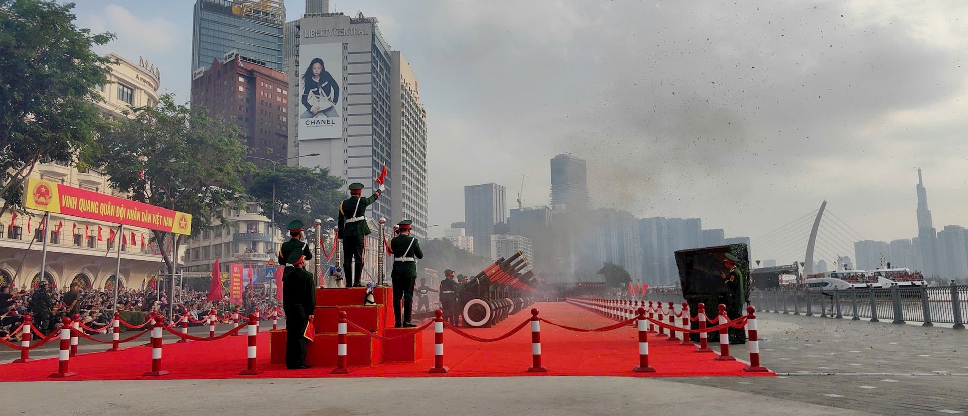 纪念南方解放、国家统一50周年庆典暨阅兵和群众游行活动隆重举行