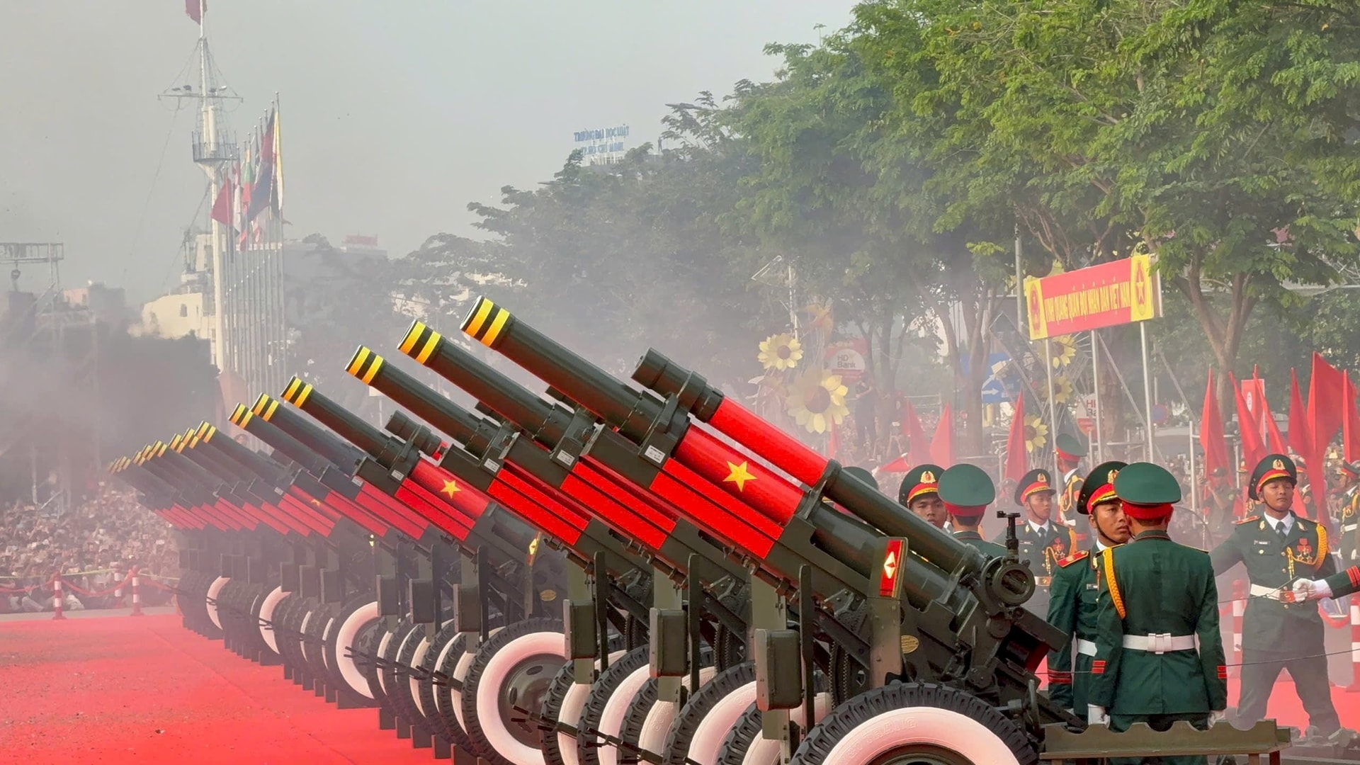 纪念南方解放、国家统一50周年庆典暨阅兵和群众游行活动隆重举行