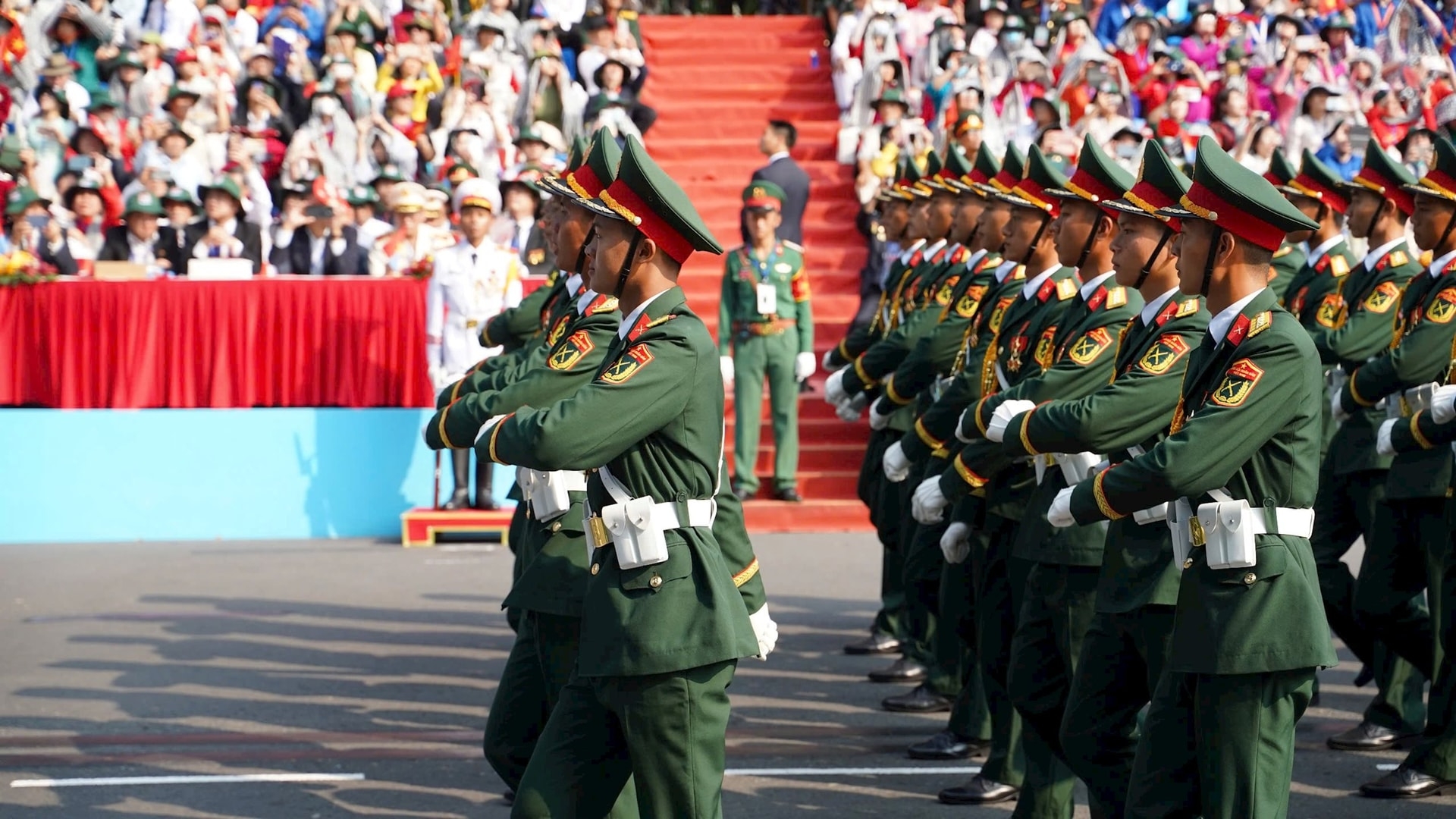 纪念南方解放、国家统一50周年庆典暨阅兵和群众游行活动隆重举行
