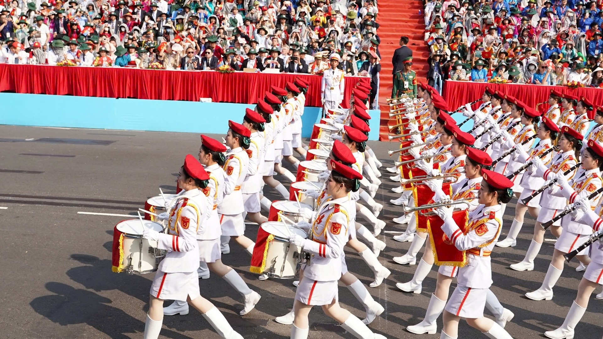 纪念南方解放、国家统一50周年庆典暨阅兵和群众游行活动隆重举行