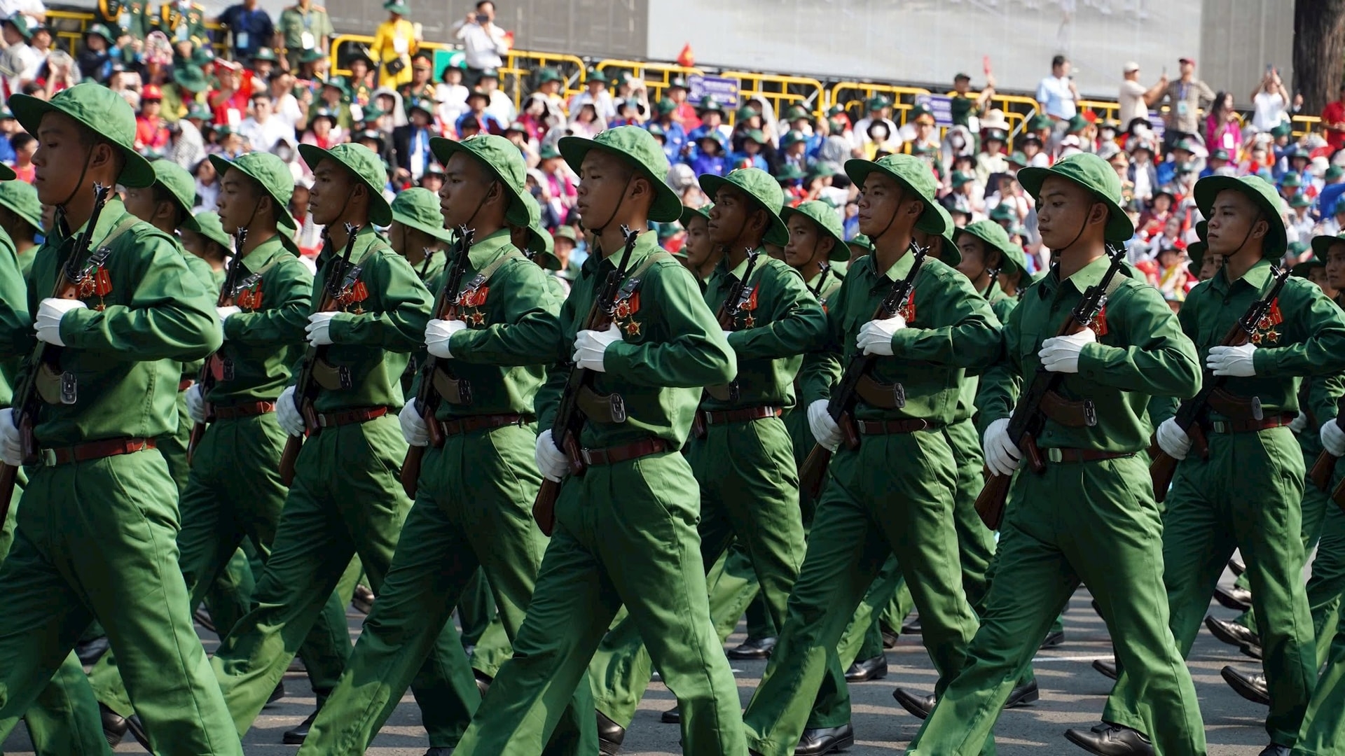 纪念南方解放、国家统一50周年庆典暨阅兵和群众游行活动隆重举行