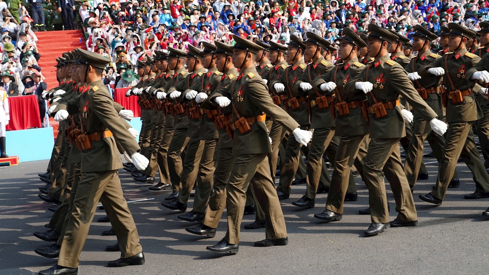 纪念南方解放、国家统一50周年庆典暨阅兵和群众游行活动隆重举行
