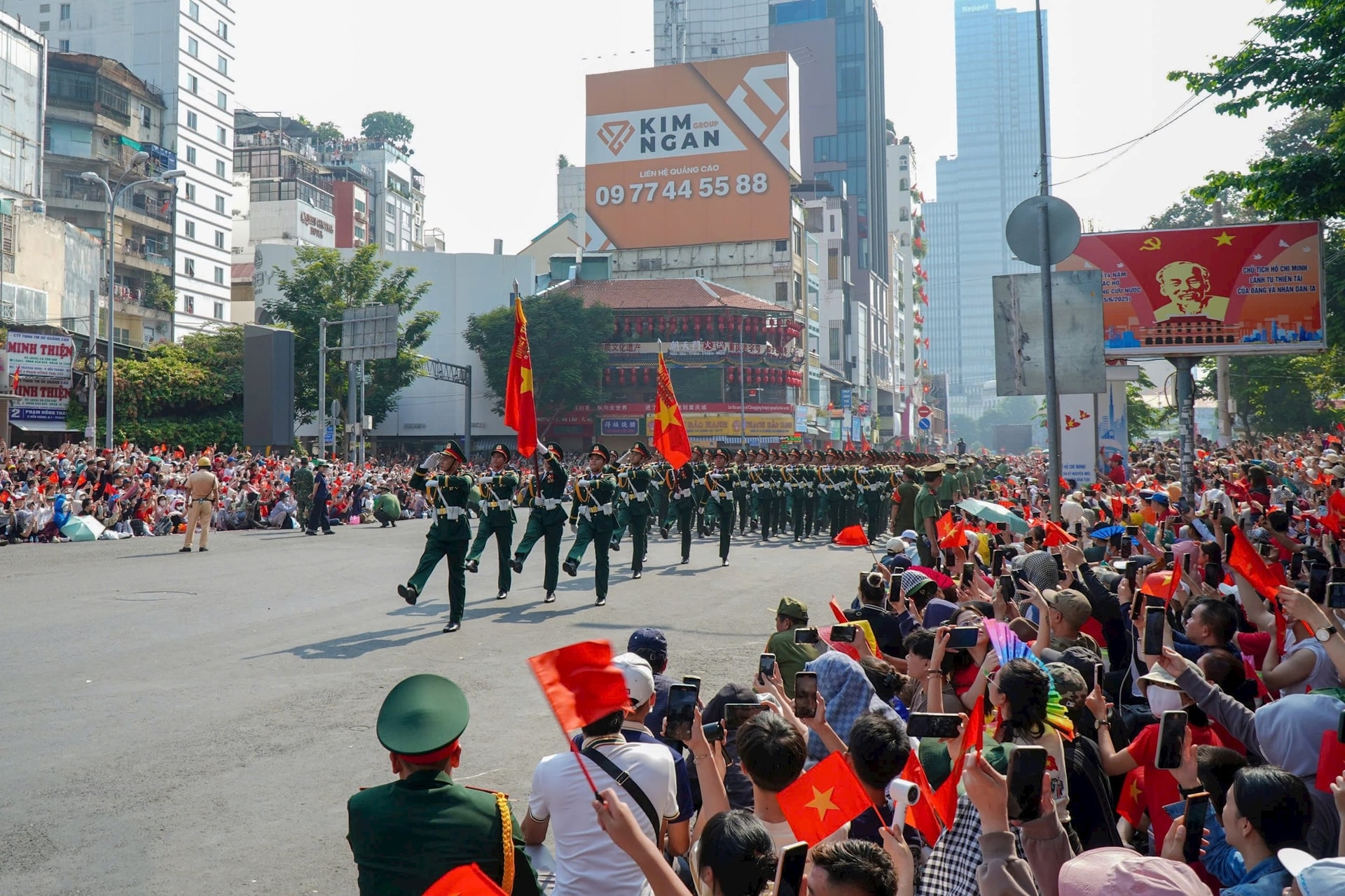 纪念南方解放、国家统一50周年庆典暨阅兵和群众游行活动隆重举行