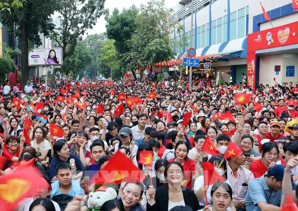纪念南方解放、国家统一50周年庆典暨阅兵和群众游行活动隆重举行