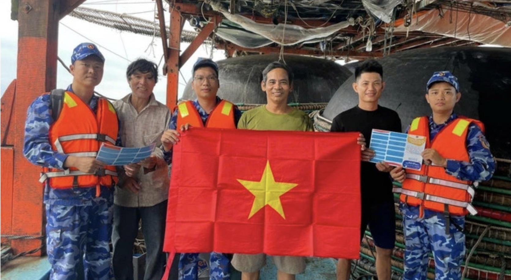 海警第二区域指战员结合宣传工作,向在海上谋生的渔民赠送数千面祖国国旗。摄影:段友忠 (Đoàn Hữu Trung)/越通社 海警第二区域指战员结合宣传工作,向在海上谋生的渔民赠送数千面祖国国旗。摄影:段友忠 (Đoàn Hữu Trung)/越通社