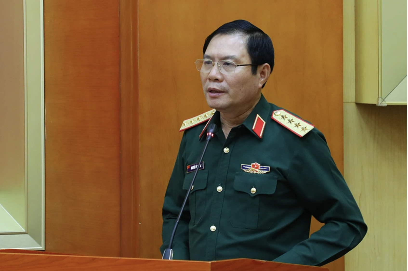 阮新刚大将在会议上发表讲话。图片：越南国防部。