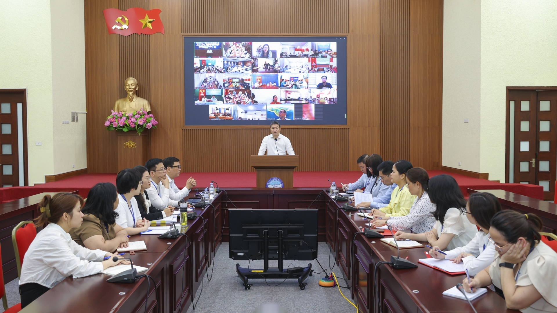 贯彻落实党的十四大关于民间外交工作决议会议