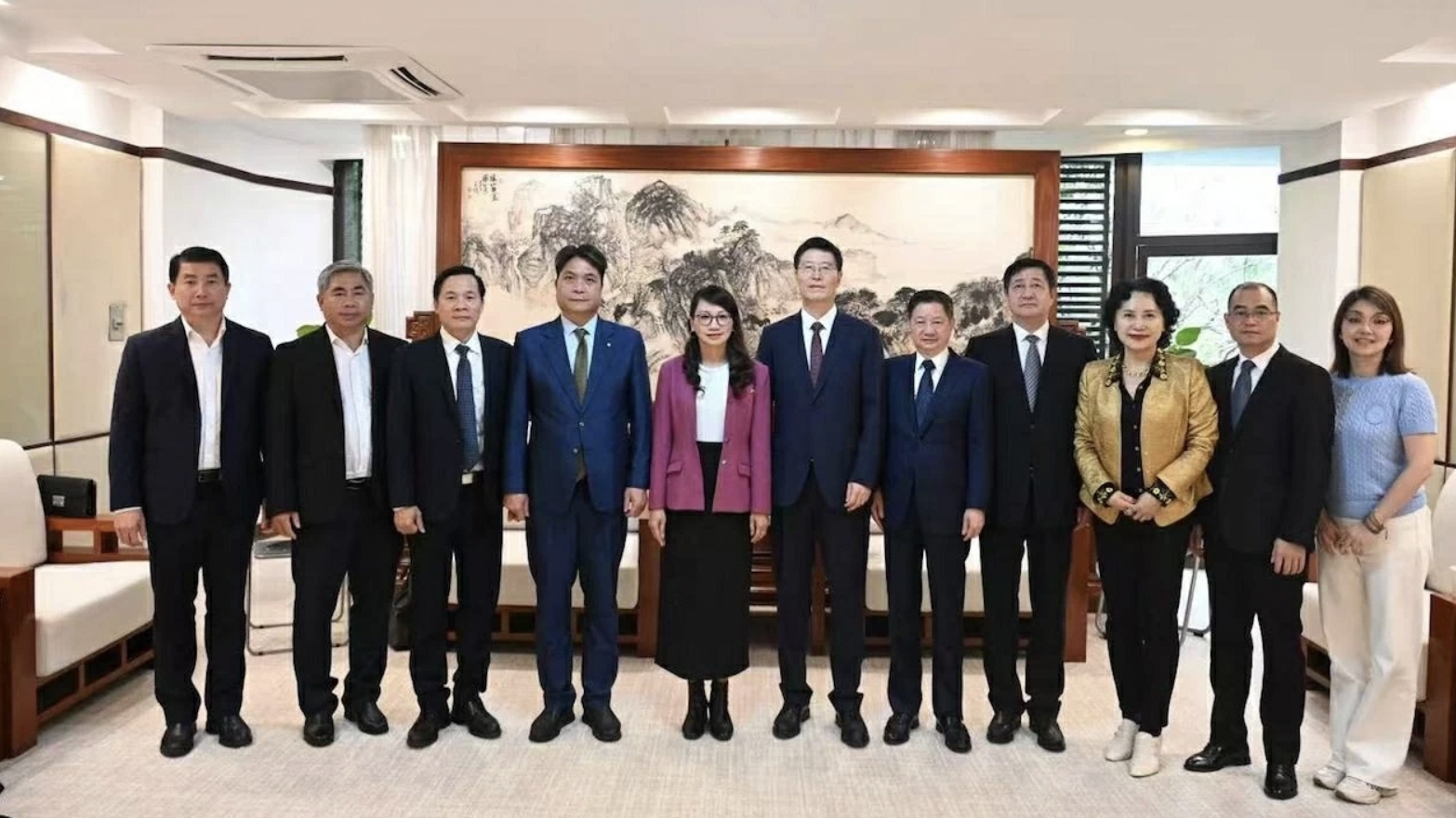 推动胡志明市国家大学与中国深圳大学教育及科技合作