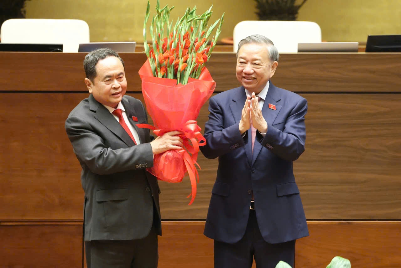 陈青敏同志全票当选第十六届国会主席