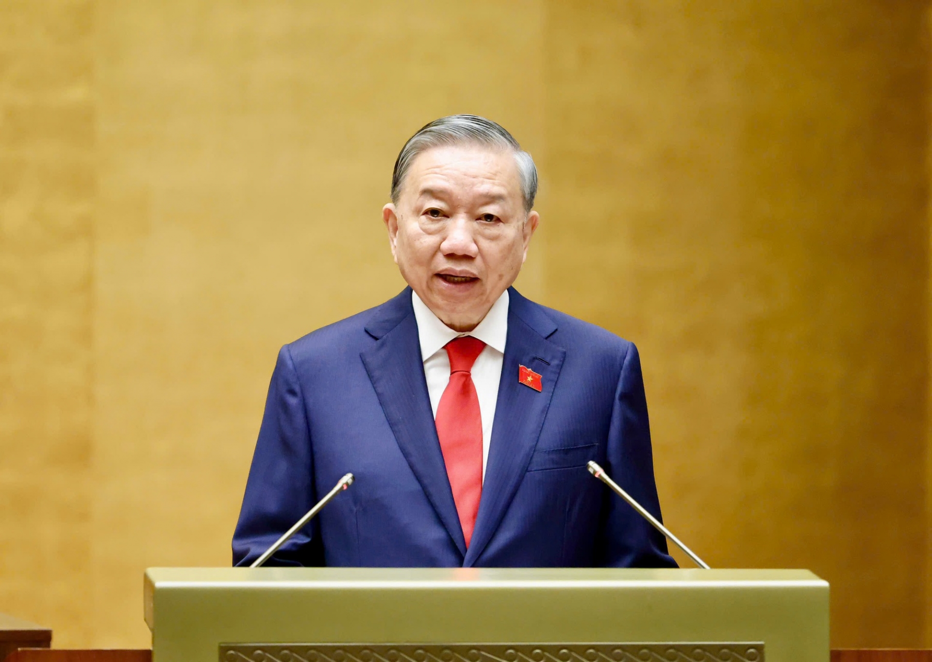 经越南第十六届国会第一次会议7日投票表决,越南共产党中央总书记苏林当选越南国家主席。 苏林1957年7月生于越南北部兴安省,长期在越南公安部任职。2016年4月至2024年5月,苏林任公安部部长。2024年5月,苏林当选国家主席。2024年8月,苏林当选越共中央总书记,2024年10月不再兼任国家主席一职。2026年1月23日,苏林在越共十四届一中全会上当选越共中央总书记。 经越南第十六届国会第一次会议7日投票表决,越南共产党中央总书记苏林当选越南国家主席。 苏林1957年7月生于越南北部兴安省,长期在越南公安部任职。2016年4月至2024年5月,苏林任公安部部长。2024年5月,苏林当选国家主席。2024年8月,苏林当选越共中央总书记,2024年10月不再兼任国家主席一职。2026年1月23日,苏林在越共十四届一中全会上当选越共中央总书记。