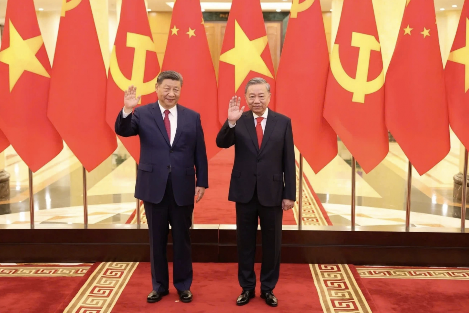 越共中央总书记、国家主席苏林与中共中央总书记、国家主席习近平在2025年4月访越期间合影