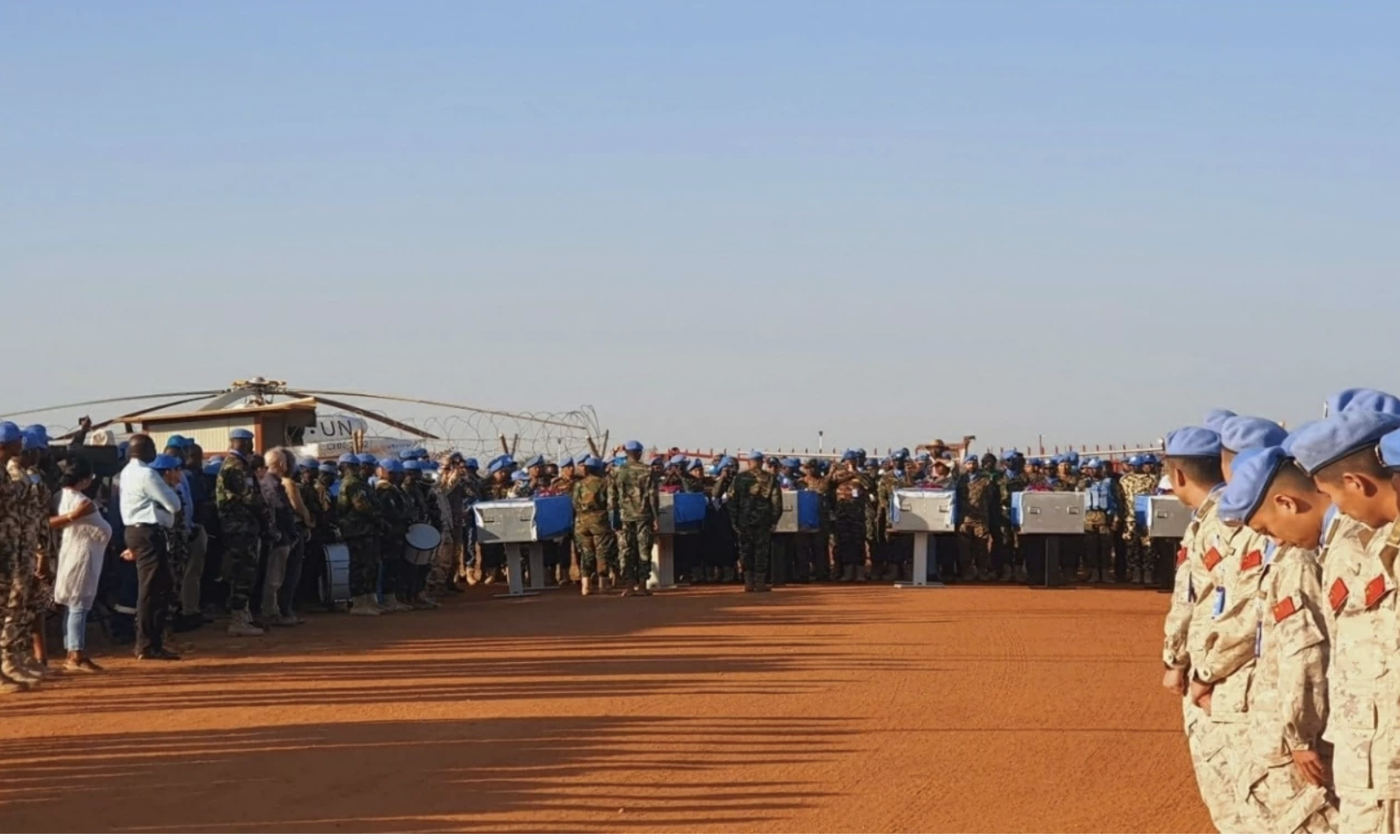 UNISFA特派团司令罗伯特·亚乌·阿夫拉姆(Robert Yaw Affram)少将主持在UNISFA特派团机场举行的告别仪式。 UNISFA特派团司令罗伯特·亚乌·阿夫拉姆(Robert Yaw Affram)少将主持在UNISFA特派团机场举行的告别仪式。