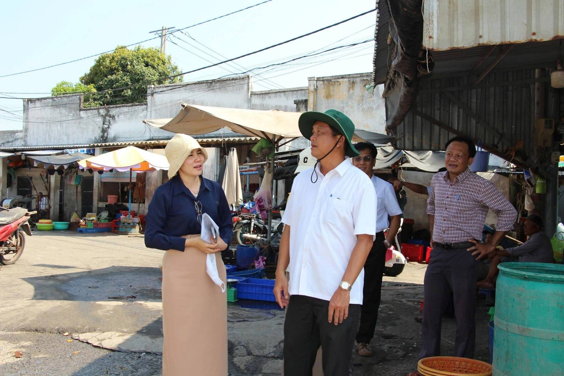 胡志明市水产与渔政支局局长莫氏娥女士及工作组在芹蒢社渔船集散点进行考察。 胡志明市水产与渔政支局局长莫氏娥女士及工作组在芹蒢社渔船集散点进行考察。