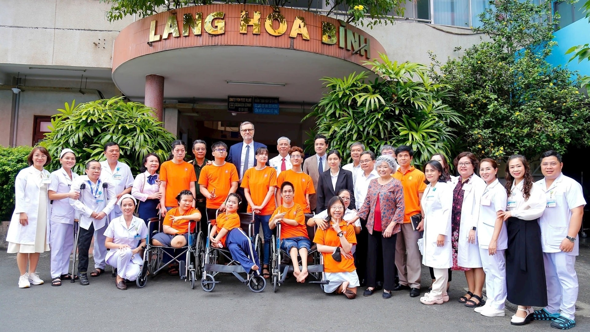 法国朋友慰问越南橙剂受害者与孤儿