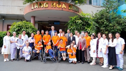 法国朋友慰问越南橙剂受害者与孤儿