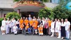 法国朋友慰问越南橙剂受害者与孤儿