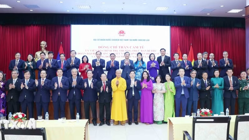 陈锦秀会见越南驻老挝使馆工作人员及旅老越侨代表