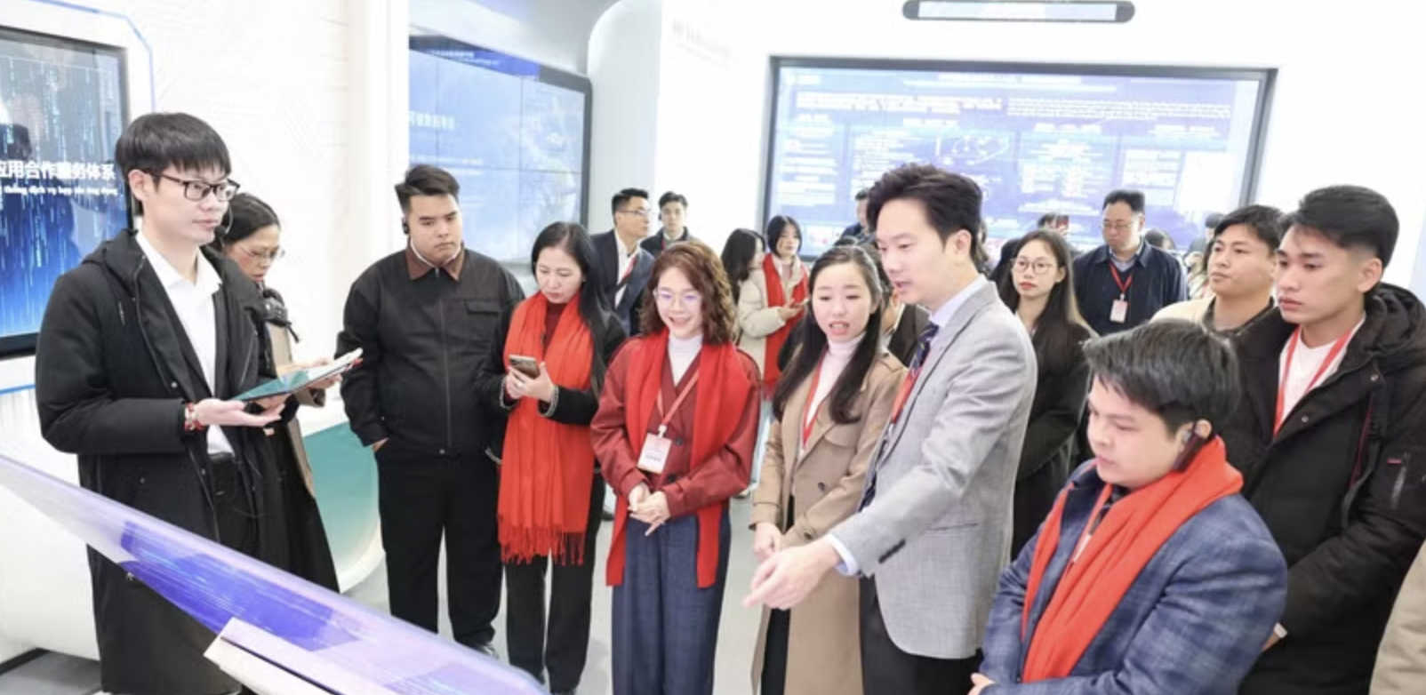 越南五个省市青年代表团参观中国—东盟人工智能应用合作中心。