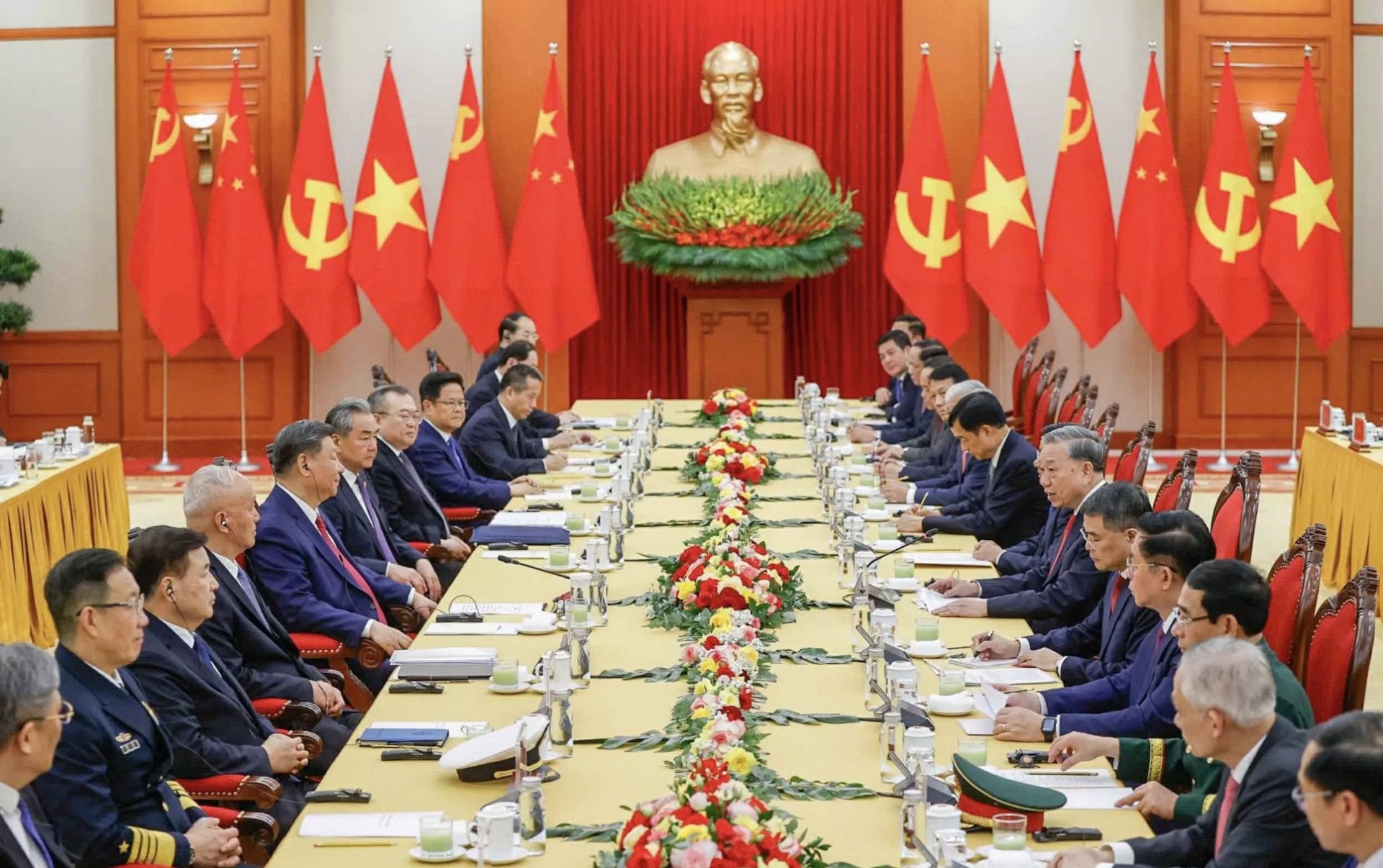 越中两党两国高层领导座谈会场景。