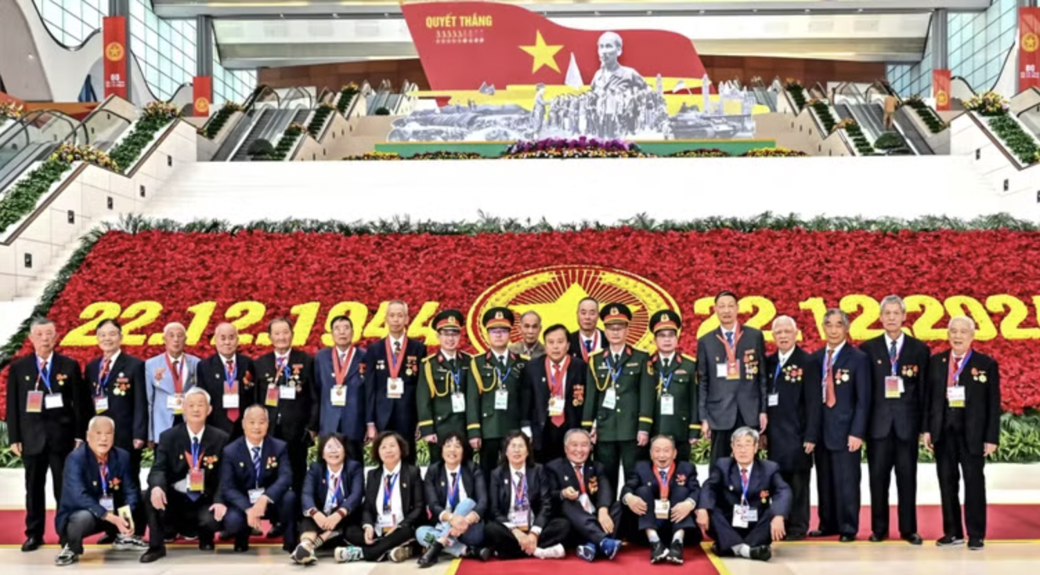 张文彬与中国专家、老战士参加越南人民军建军80周年纪念典礼。