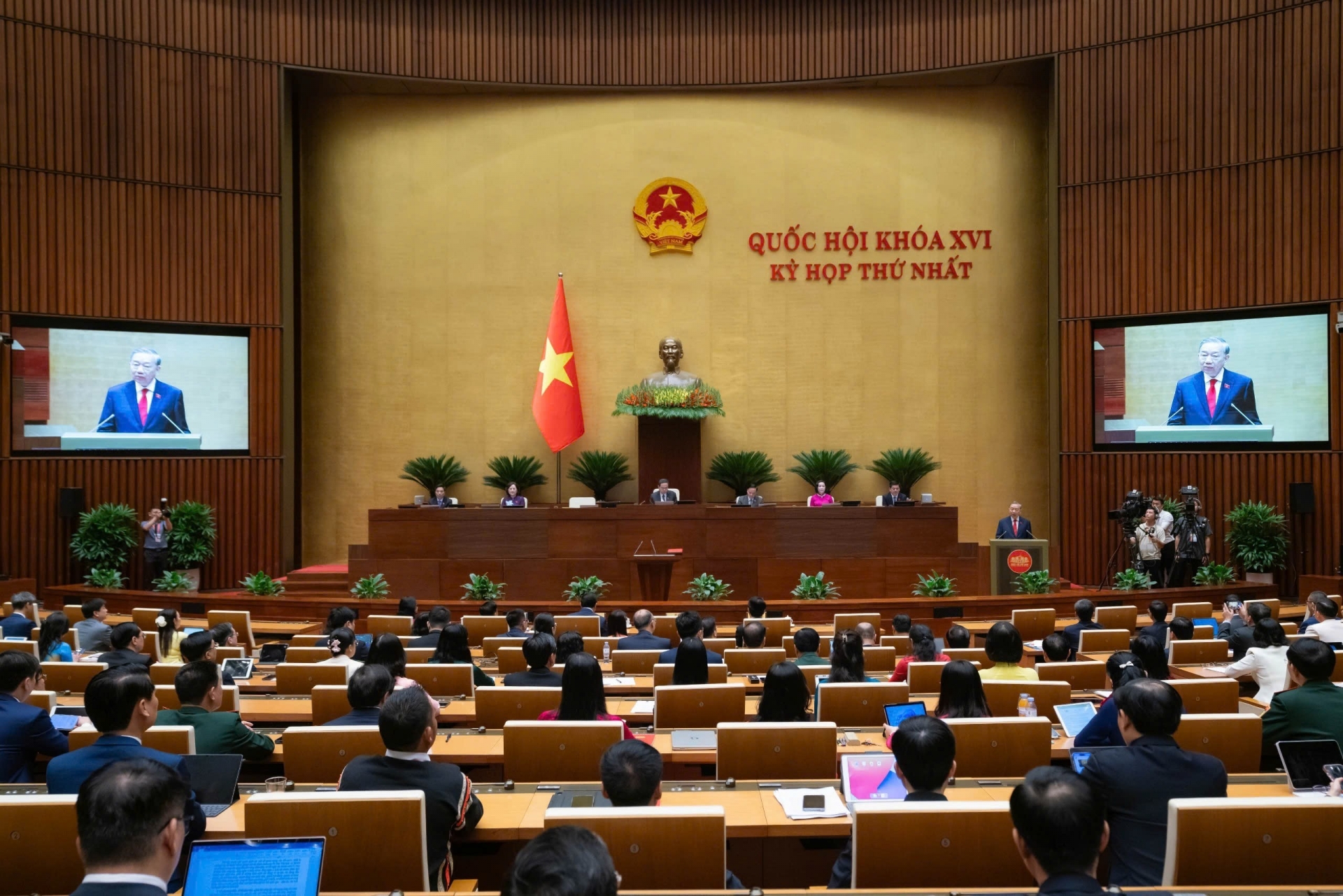 第十六届国会第一次会议场景。（摄影：国会）