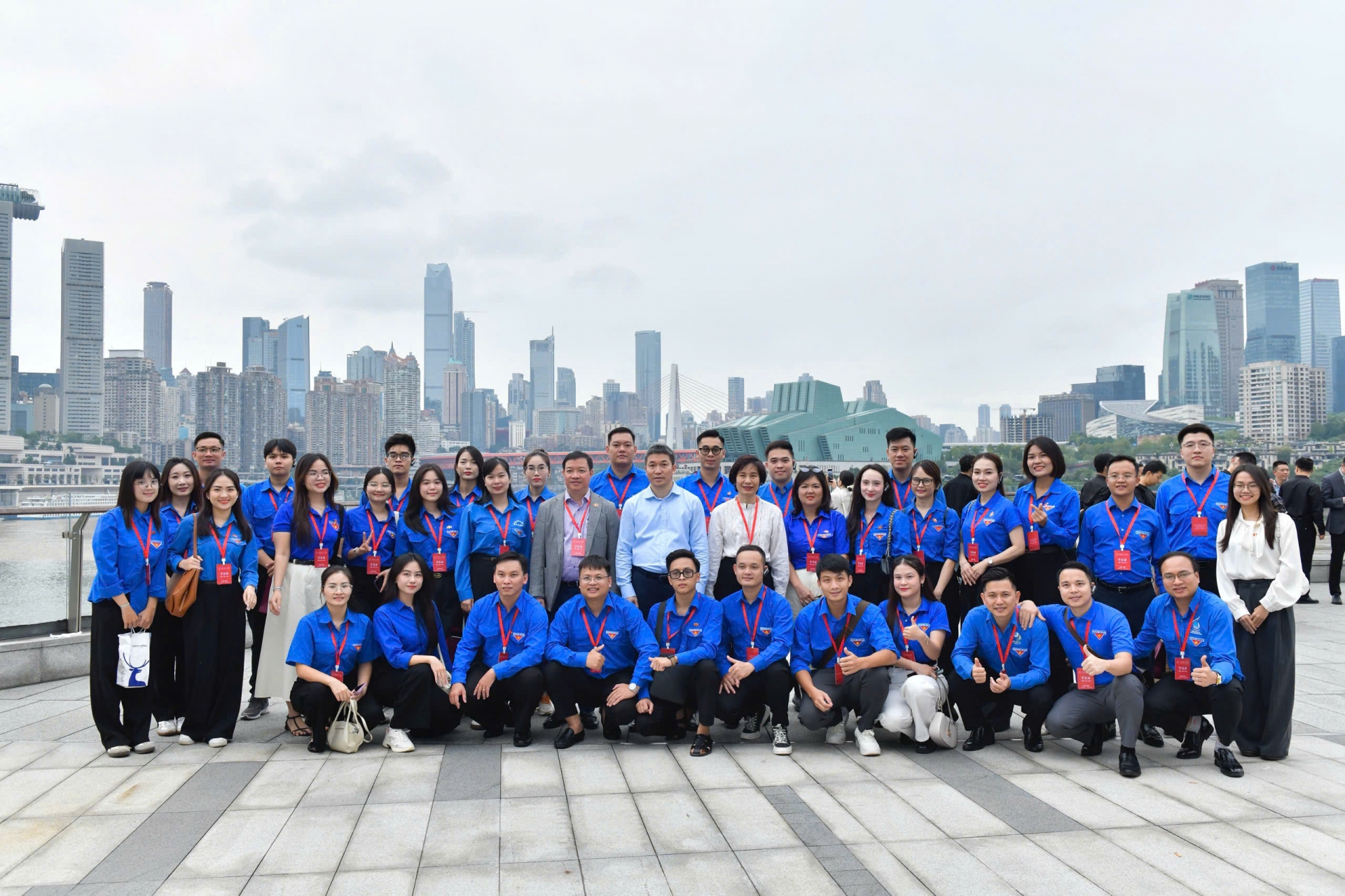 阮氏兰香女士(第二排右六)与代表们在重庆市规划展览馆前合影 阮氏兰香女士(第二排右六)与代表们在重庆市规划展览馆前合影