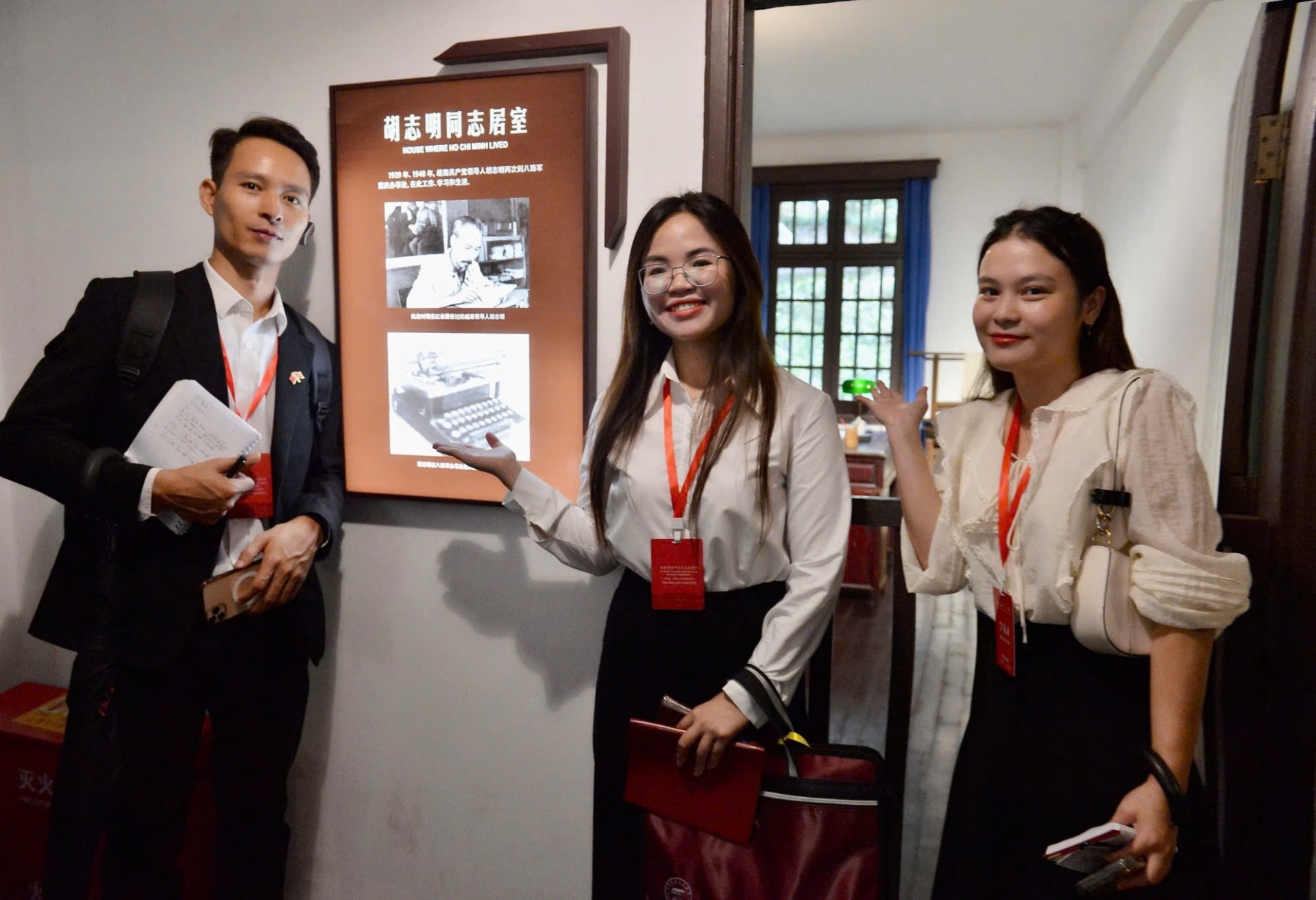 阮氏梅垂女士(右一)与代表们在胡志明主席重庆旧居合影 阮氏梅垂女士(右一)与代表们在胡志明主席重庆旧居合影