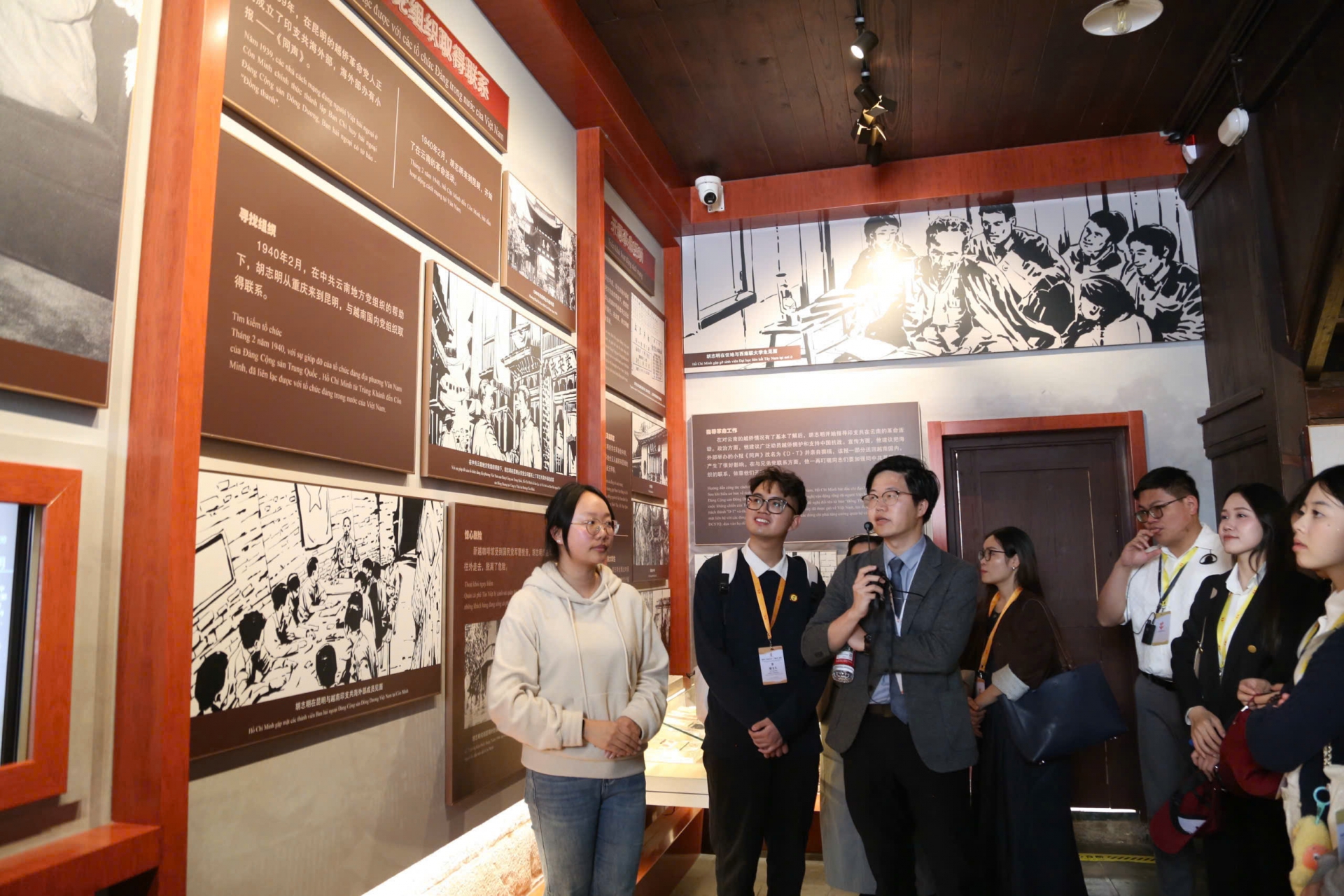 黎文大(左起第二)参观位于中国昆明的胡志明主席旧居。(图:黎文大提供) 黎文大(左起第二)参观位于中国昆明的胡志明主席旧居。(图:黎文大提供)