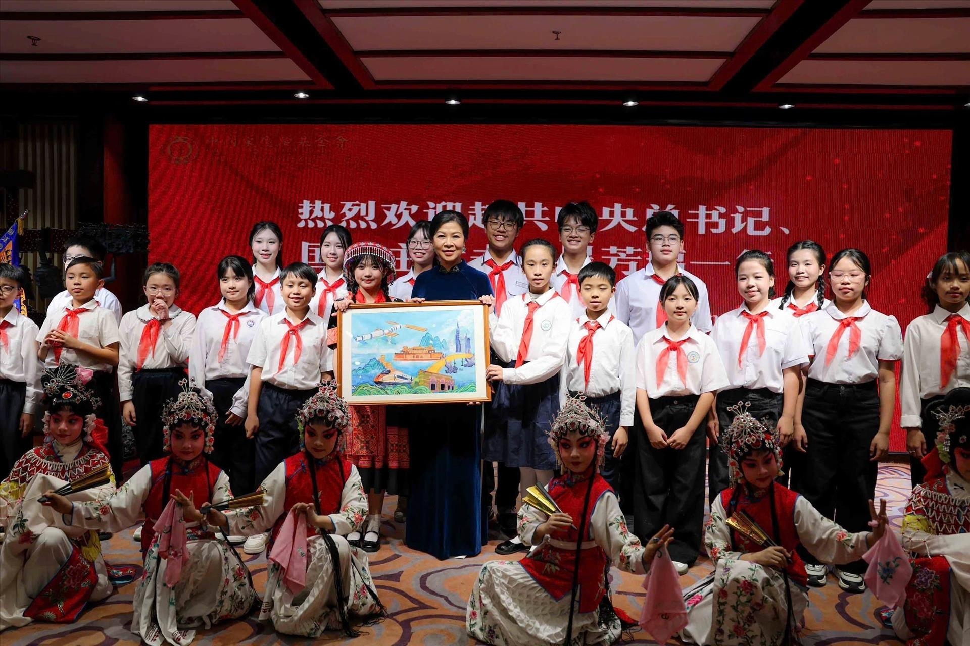 越共中央总书记、国家主席苏林夫人参观中国宋庆龄青少年科技文化交流中心 越共中央总书记、国家主席苏林夫人参观中国宋庆龄青少年科技文化交流中心