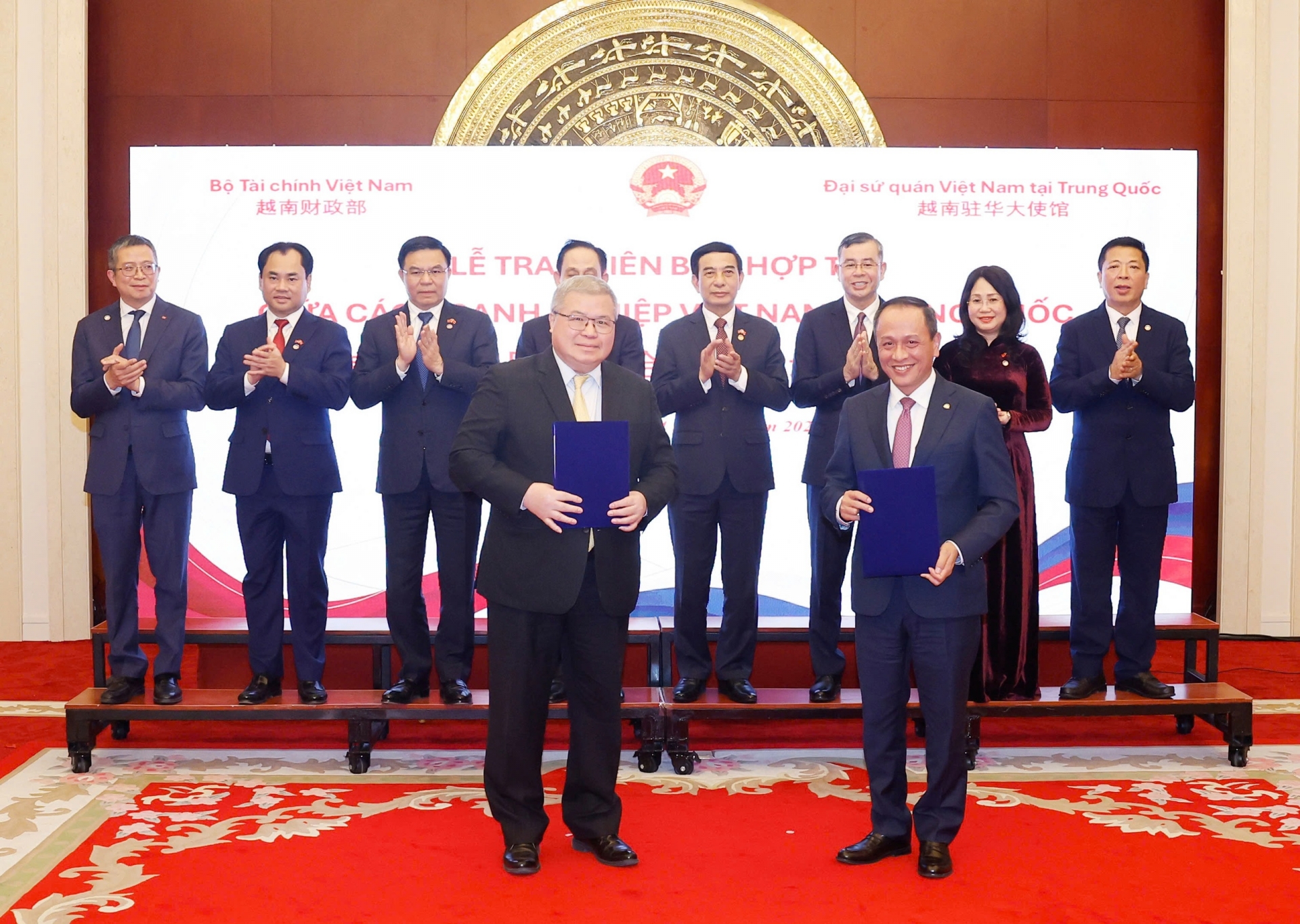 越南与中国企业互相交换合作谅解备忘录。 越南与中国企业互相交换合作谅解备忘录。