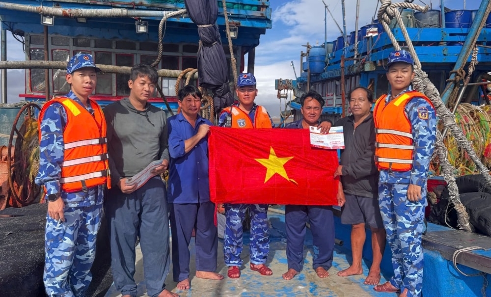 海警第二区司令部202海队工作组向渔民赠送祖国国旗 