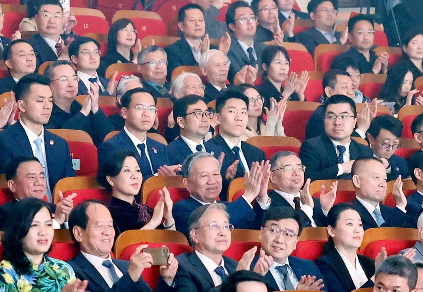 越共中央总书记、国家主席苏林出席中越友好专场文艺演出。