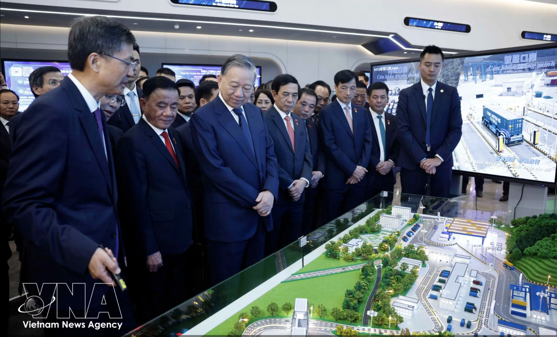 中共中央委员、广西壮族自治区党委书记、自治区人大常委会主任陈刚陪同苏林总书记、国家主席及越南高级代表团。图自越通社