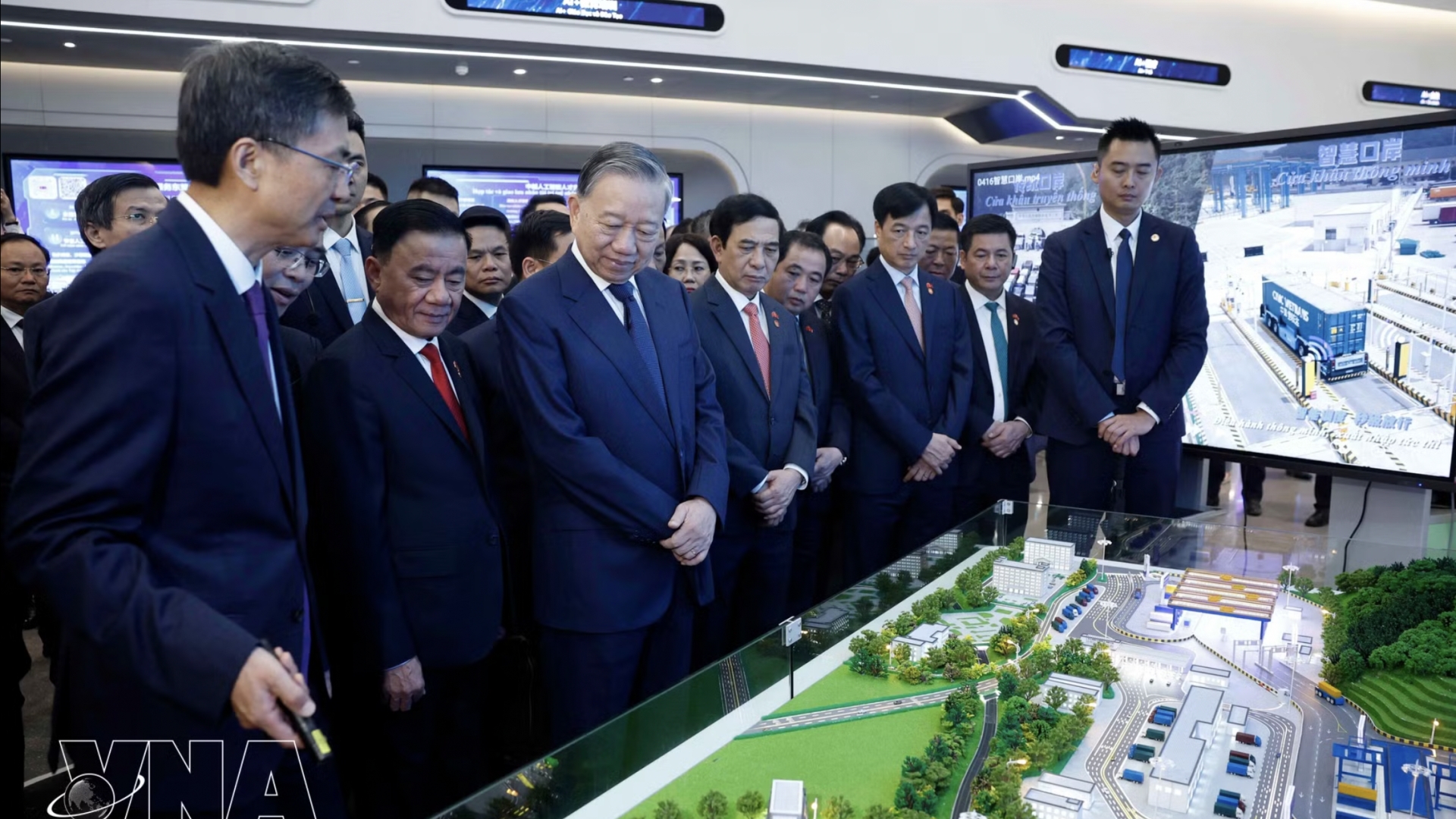 越共中央总书记、国家主席苏林参观中国-东盟人工智能创新合作中心