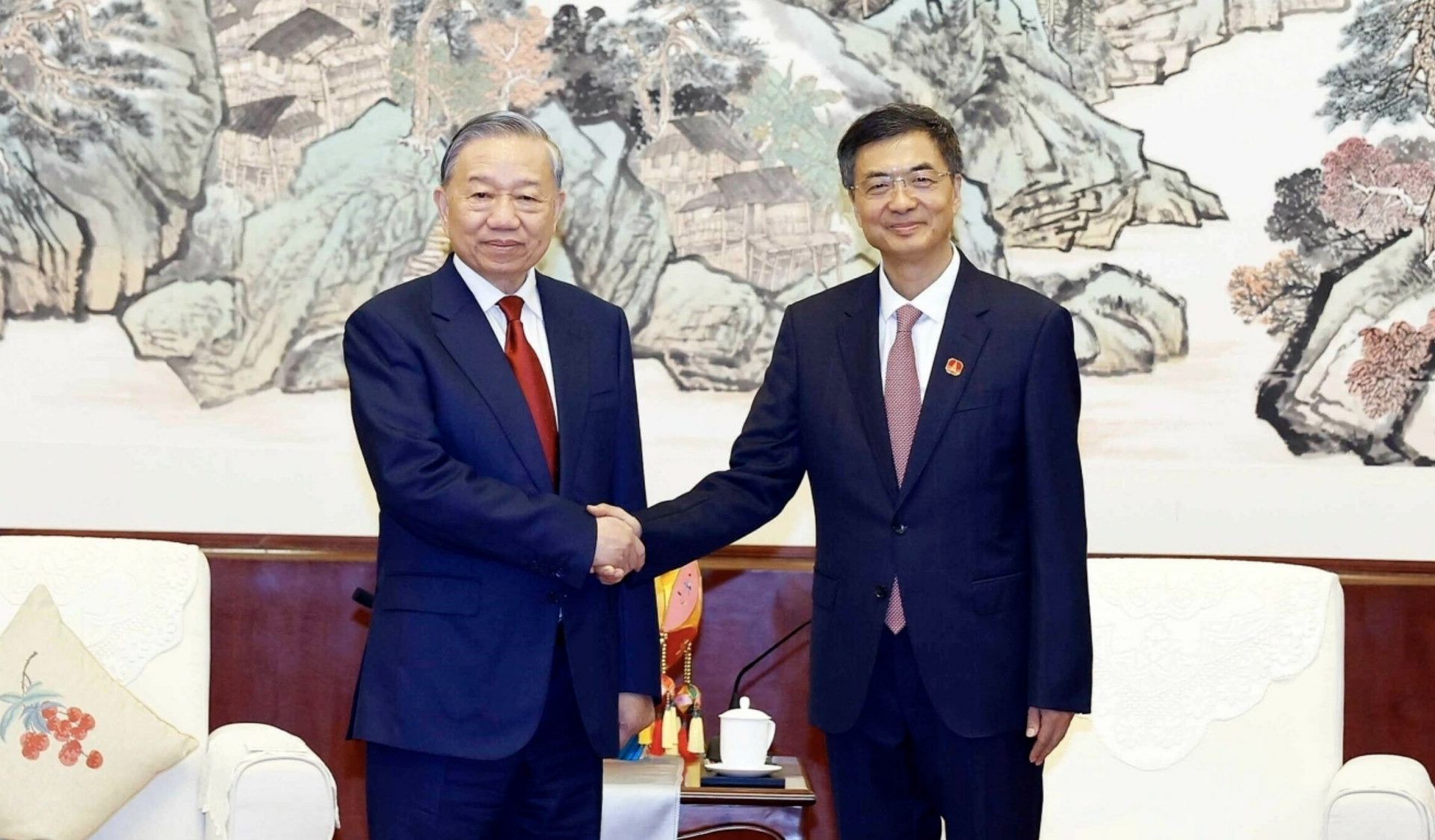 越共中央总书记、国家主席苏林会见中国广西壮族自治区党委书记陈刚 。