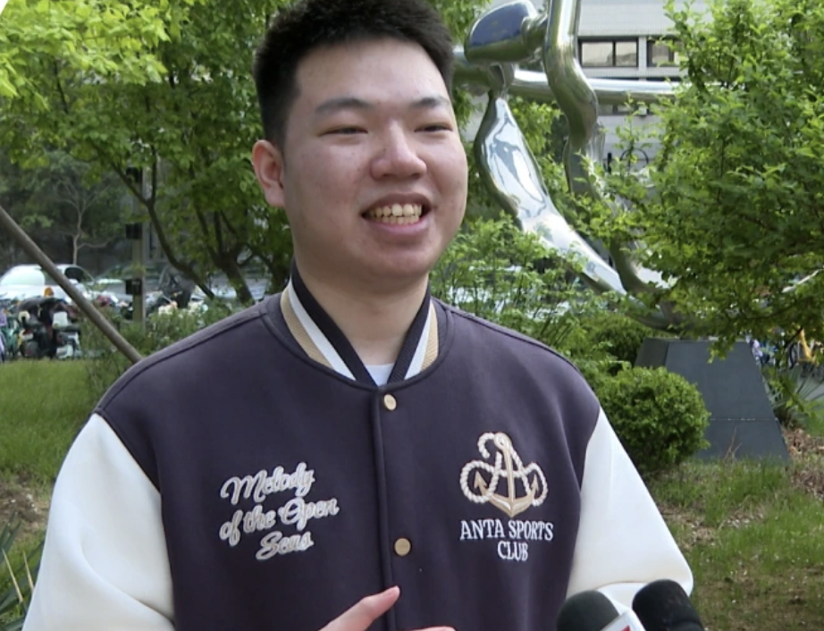 严君笑自学越南语以更深入地了解越南。