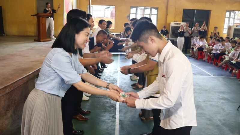 慈济向海防市困难学生发放700份奖学金