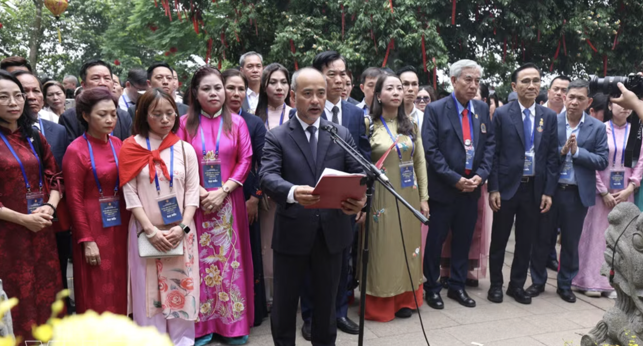 外交部海外越南人国家委员会主任阮忠坚率团向历代雄王上香。