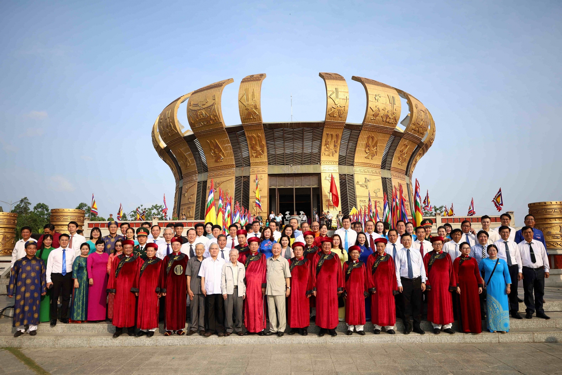 每年，每逢祭祖日——芹苴市政府和人民都会前往雄王庙上香缅怀各代雄王。